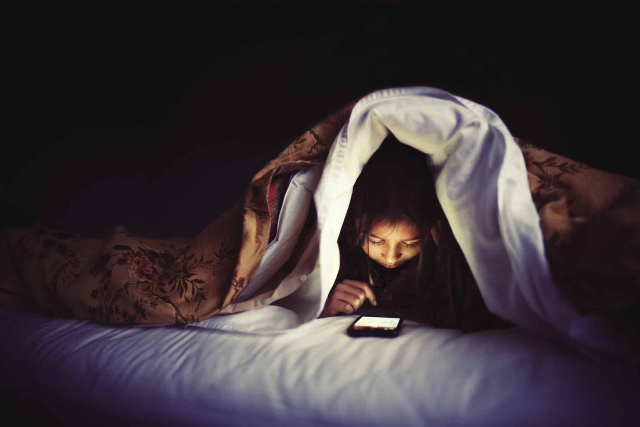 Night reading. Девушка в постели под одеялом. Человек в кровати под одеялом. Девушка спит. Человек спит под одеялом