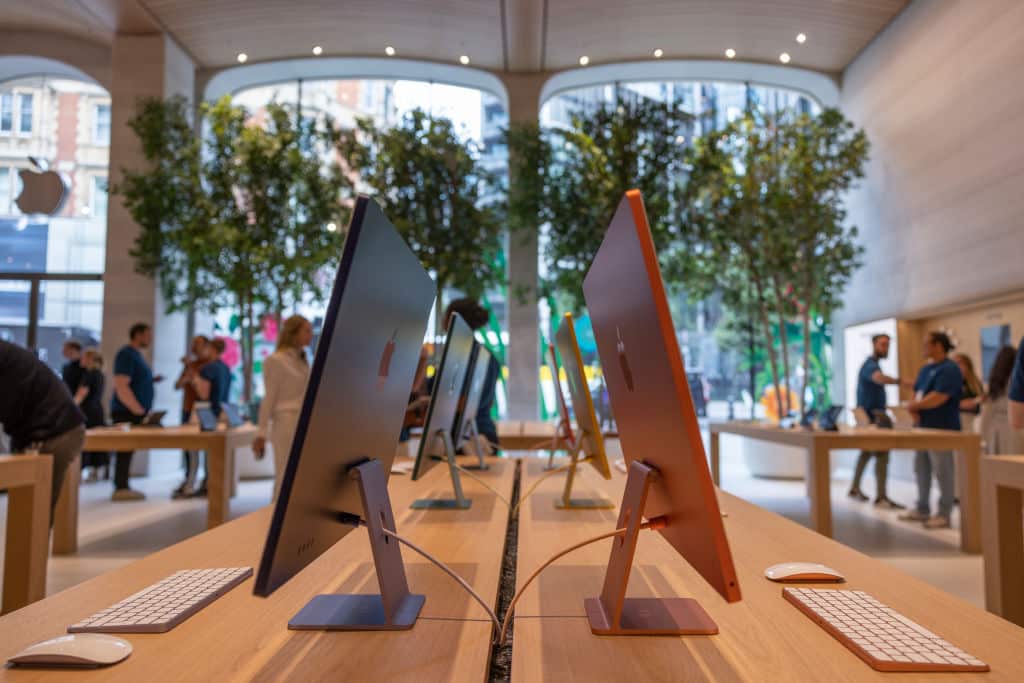 Apple Store Opens In Knightsbridge