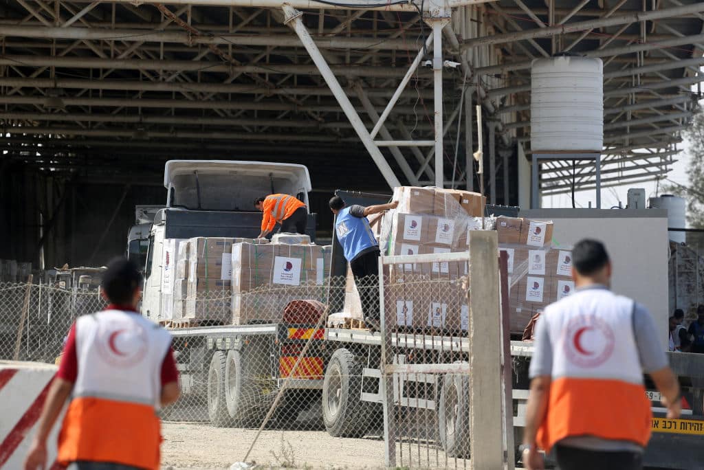 Palestinian workers from UN received the humanitarian aid